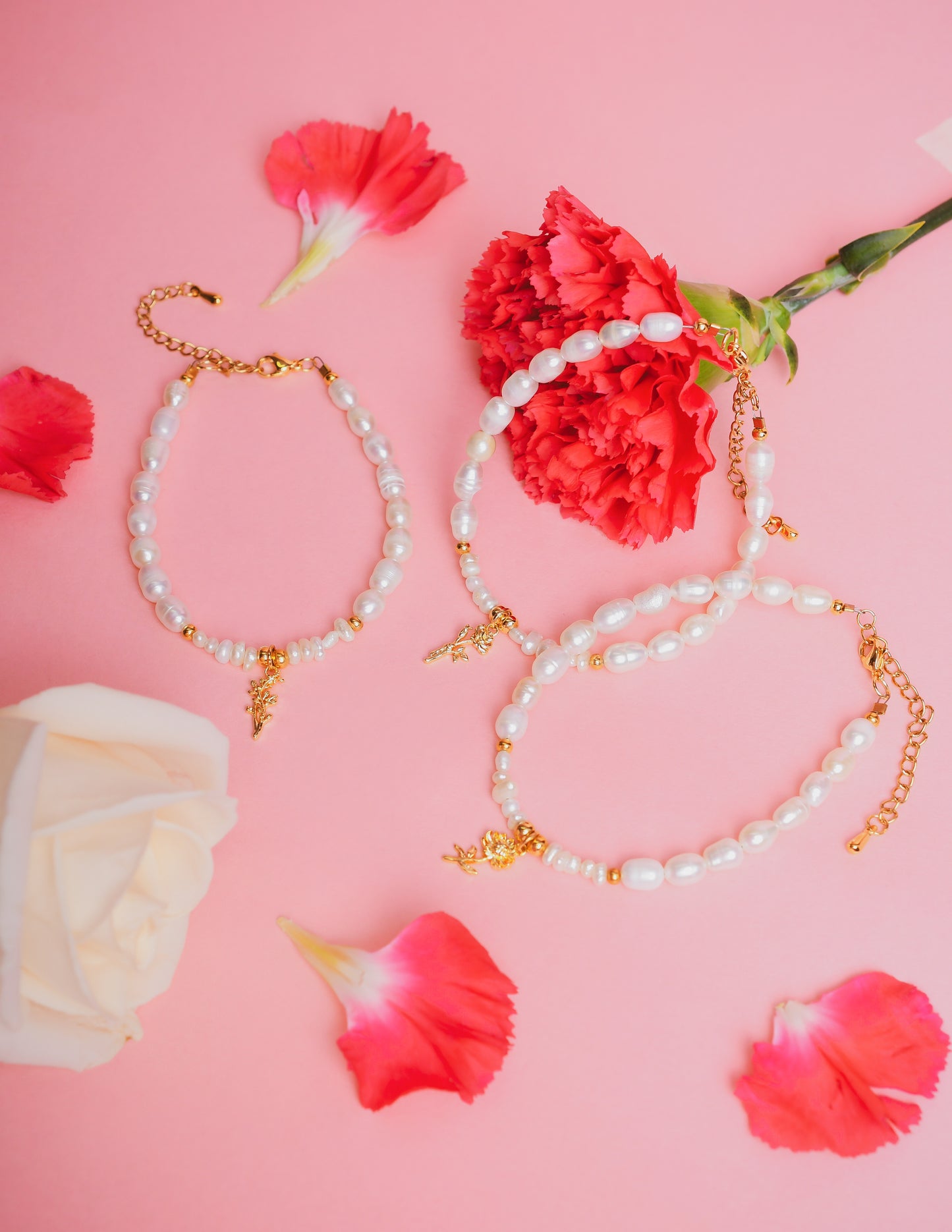 Pulseras flores + pulseras doradas y de perlas ajustables ($19)